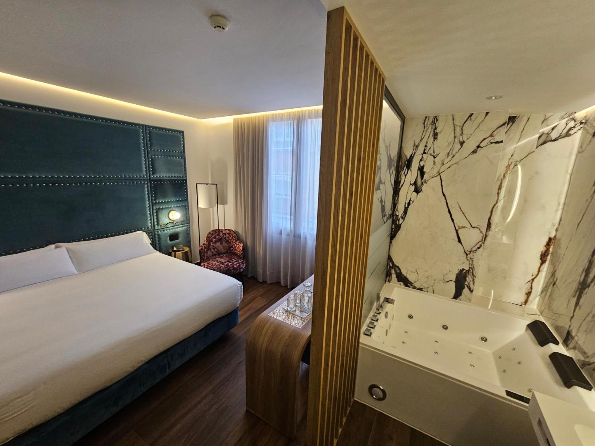 Hotel Las Tres Campanas Badajoz Luaran gambar